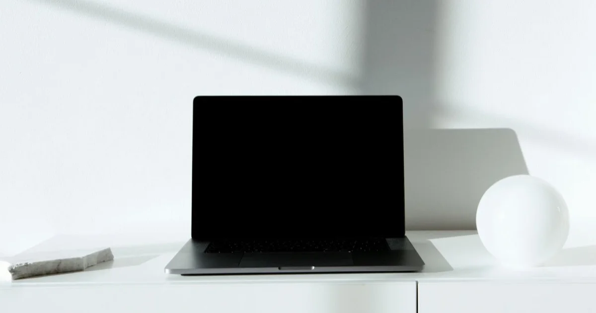 Mano che accede a pannello digitale con autenticazione, simbolo di accesso riservato sicuro