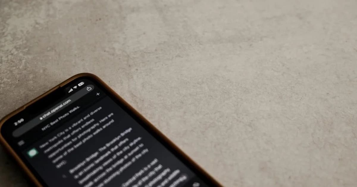 Chatbot aziendale su smartphone WhatsApp per PMI italiane