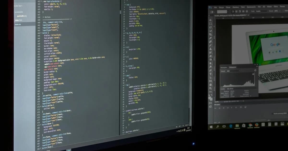 Setup dual screen con codice di sviluppo, stack CMS headless con Next.js e Payload