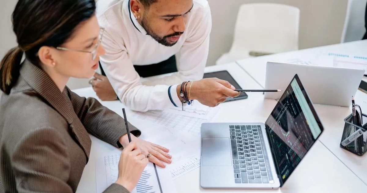 Laptop con dashboard analytics real-time con grafici e dati aziendali