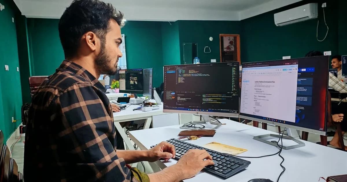 Sviluppatore integra AI layer sopra gestionale aziendale su monitor dual setup