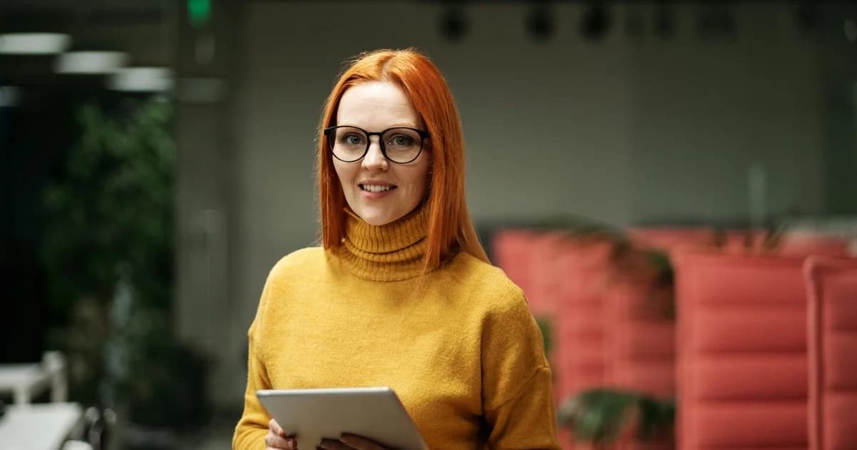 Businessman analizza dashboard analytics su laptop in ufficio moderno