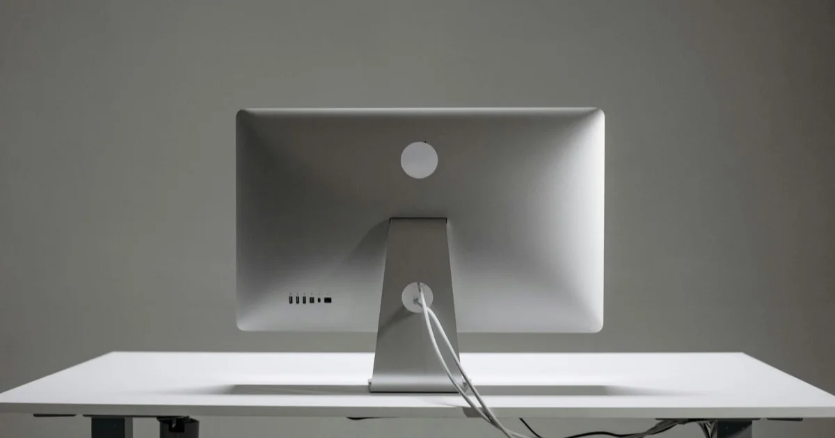 Schermo con progetto web design moderno, simbolo del restyling sito