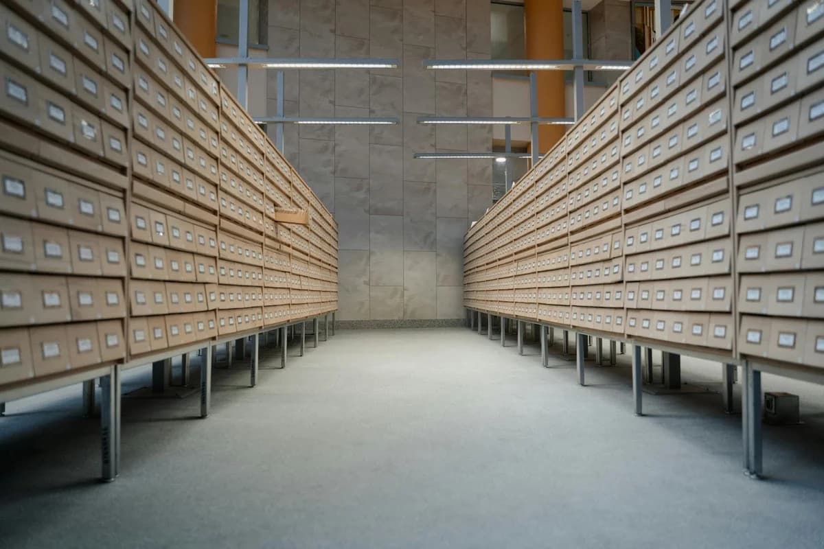 Archivio moderno con file di cassettoni in legno, tema gestione strutturata documenti