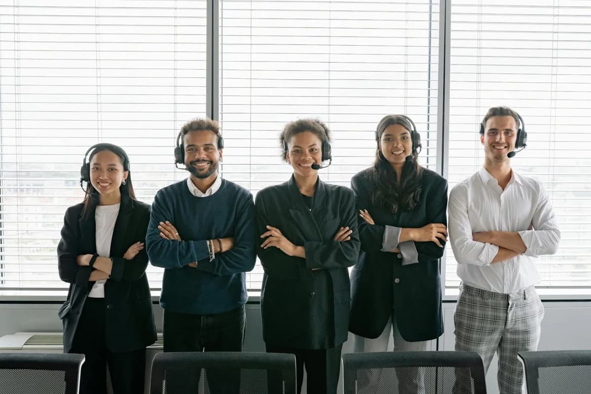 Team customer service con headset in un ufficio moderno