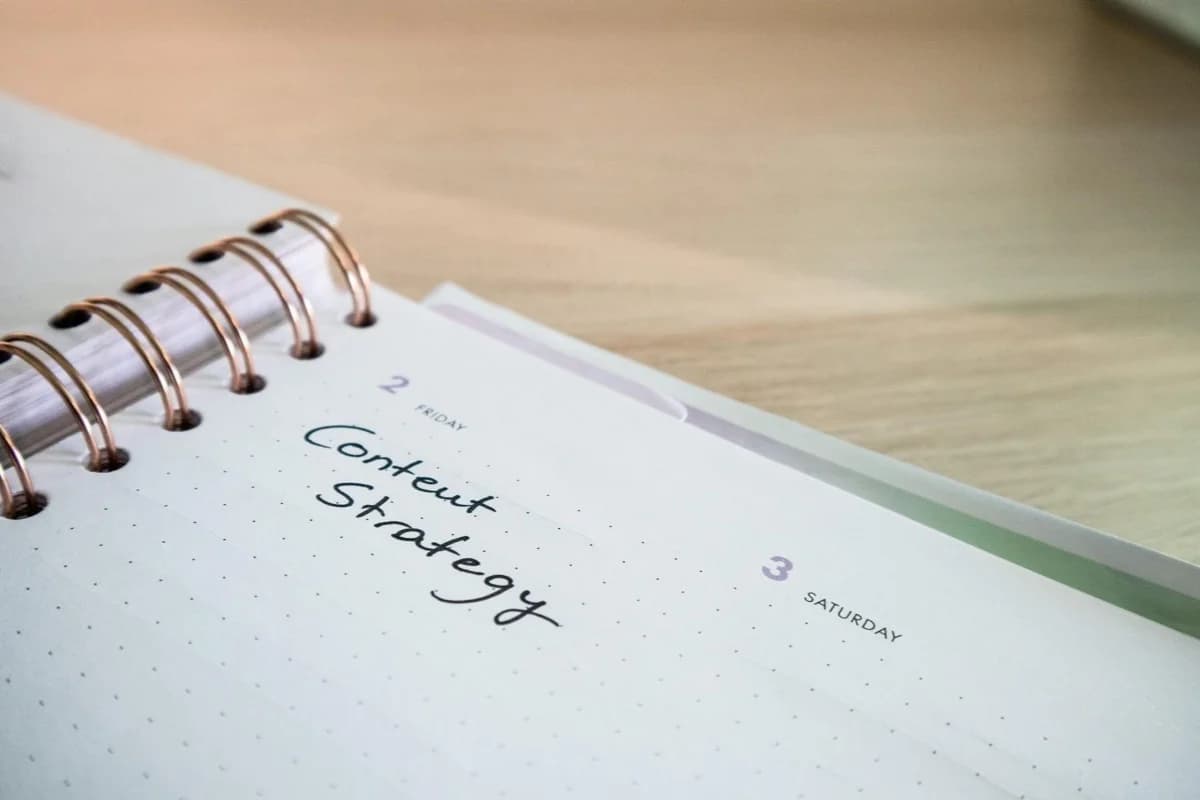 Content strategy scritto su un quaderno con tastiera vicino, pianificazione editoriale CMS