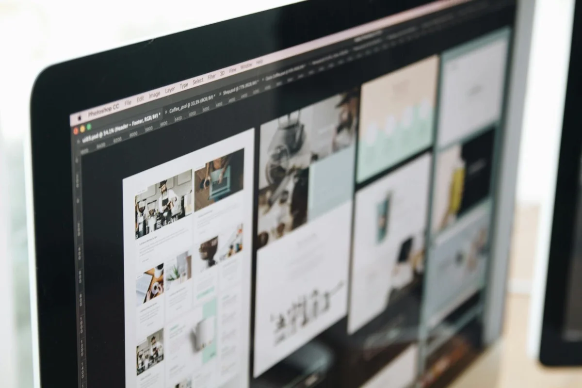 Monitor con web design moderno, architettura headless CMS con frontend decoupled