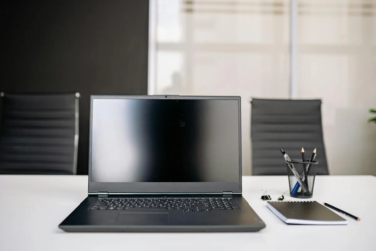 Laptop in ufficio moderno: scenari reali di adozione AI per PMI italiane