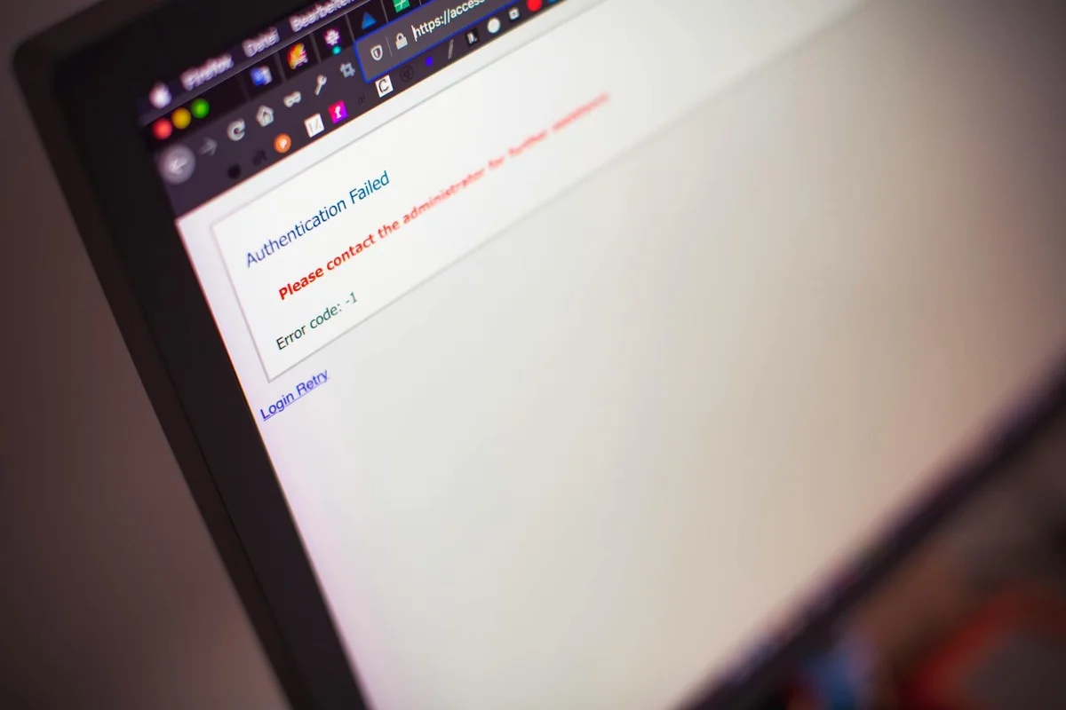 Schermo laptop con messaggio autenticazione, tema sicurezza accessi portale