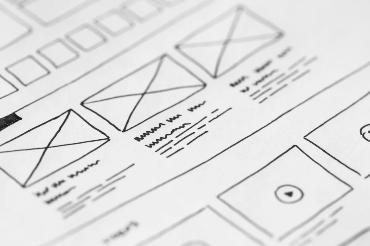 Wireframe di progetto UX disegnato a mano su carta, fase di progettazione sito